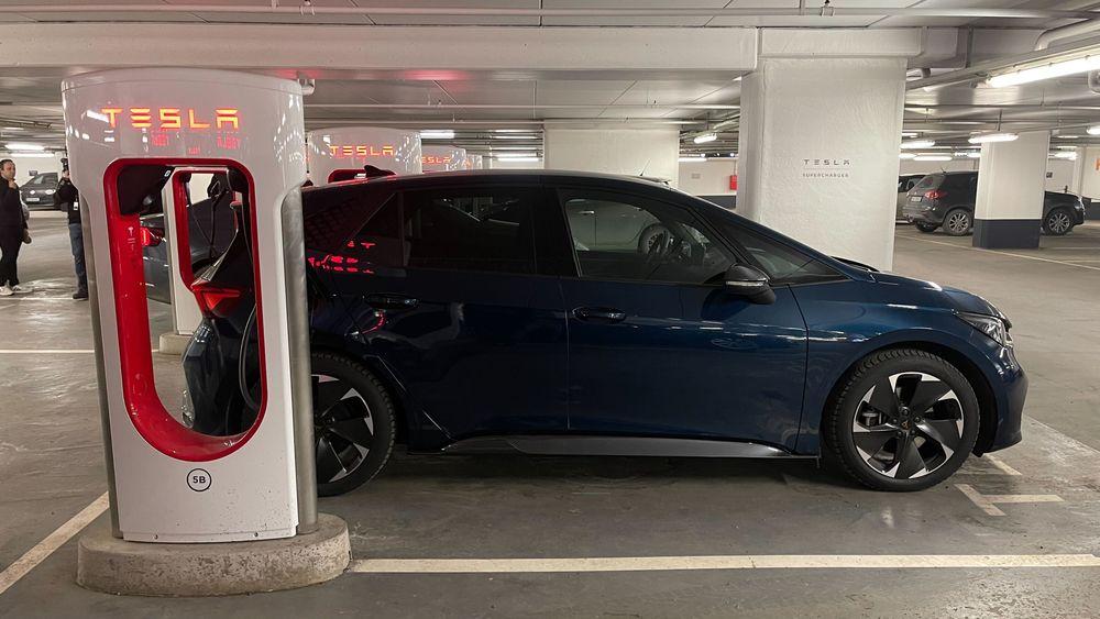 Her ladet vi en Cupra på Tesla Supercharger i forbindelse med åpningen av nettverket i januar. Nå har Tesla åpnet flere stasjoner.