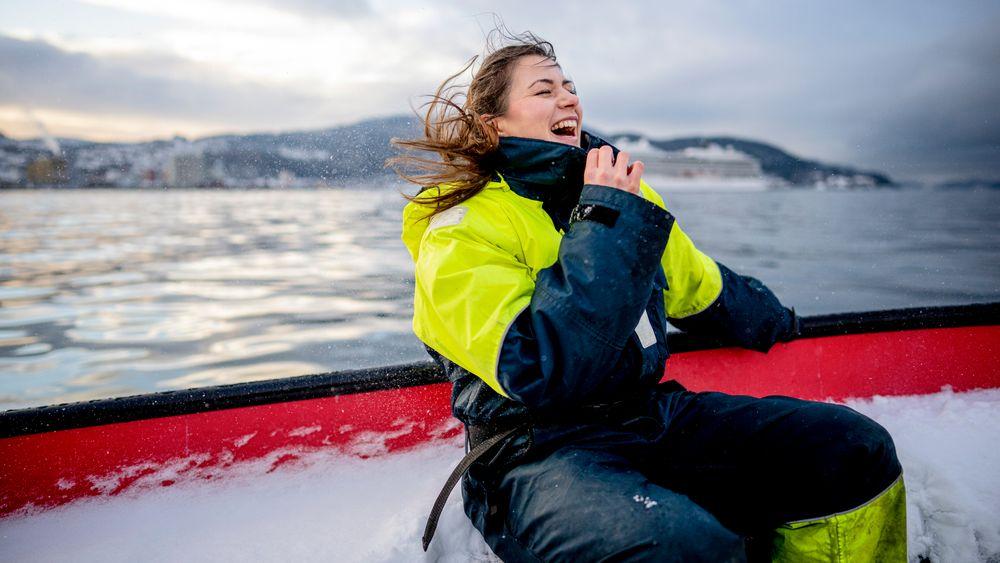 – Dette har vært en strålende fin dag, mener Elisabet Haugsbø der hun sitter i regn og blåst ute i en båt i Trondheimsfjorden. Hun ville vise TU den nye forskningsbøya til NTNU og Sintef Ocean, der de samler sensorisk info om miljøet i fjorden.