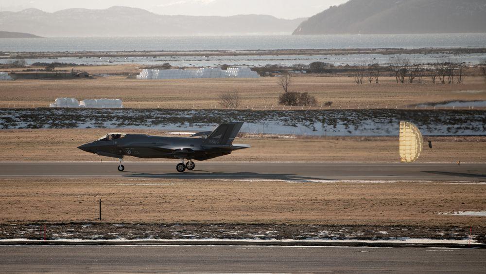 Norsk F-35A som gjennomfører landing med bremseskjerm.