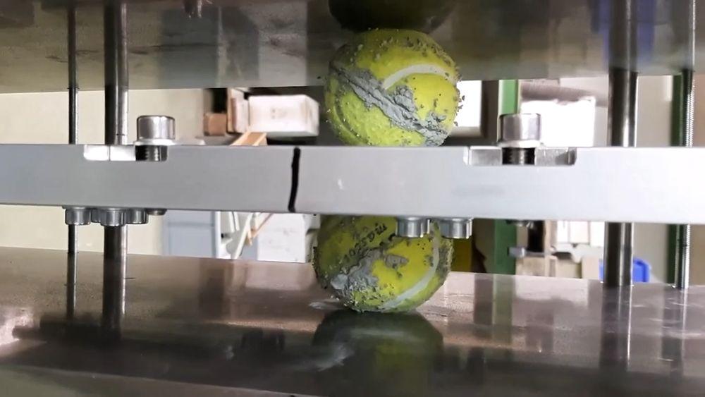 Her rulles tennisballer fylt med sement mens de utsettes for trykk. Forsøkene i laboratoriet til ETH Zürich var vellykkete.