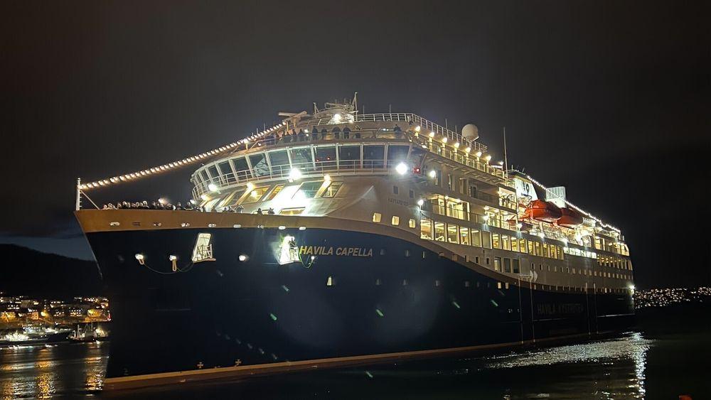 Havila Kystruten sitt skip Havila Capella ligger ved kai i Bergen etter at selskapets russiske leasingselskap er rammet av sanksjoner etter Russlands invasjon av Ukraina.