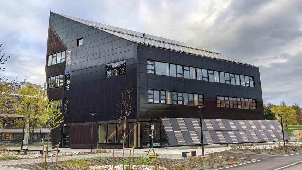 ZEB-laboratoriet i Trondheim er kledd i bygningsintegrerte solceller – her er det solceller på alle fasader og på tak.