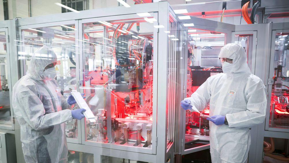 Prosessingeniører ved en batterifabrikk inspiserer celler fra produksjonen.