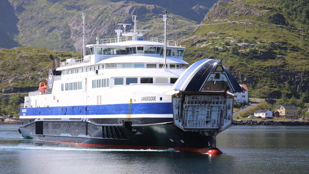 Dagens to LNG-ferger  på Bodø-Lofoten-ruta rv. 80  over Vestfjorden skal byttes ut med to hydrogen-ferger. Staten har ikke lagt føringer og vil heller ikke bidra til at hydrogenfergene og dermed kompetansen bygges i Norge. Her er Ladegode på vei inn til Moskenes i Lofoten.