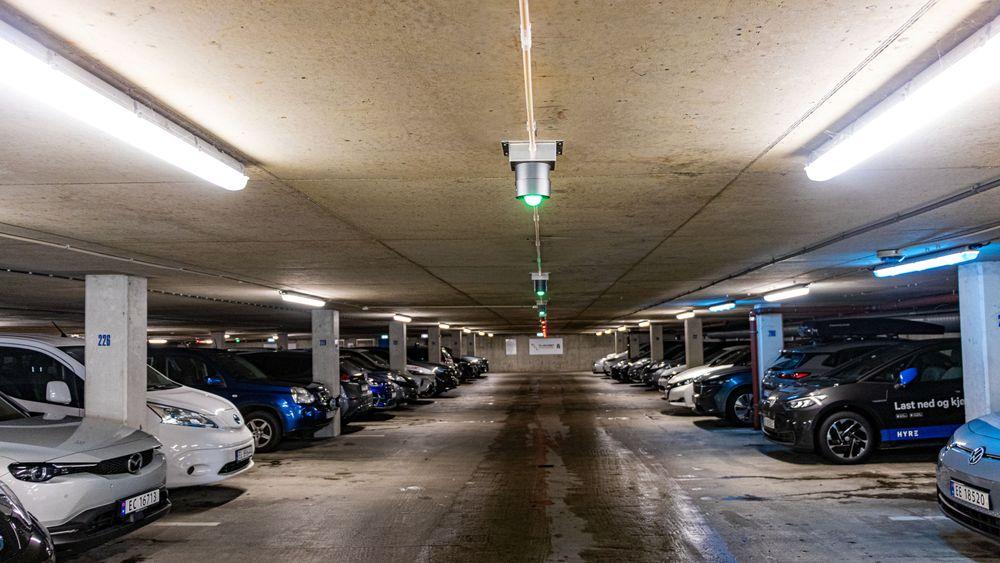 Lysene i taket er kameramoduler som overvåker fire parkeringsplasser hver. Det skal gjøre det mulig for Bergen Parkering å ta riktig pris for riktig plass i parkersingshuset.