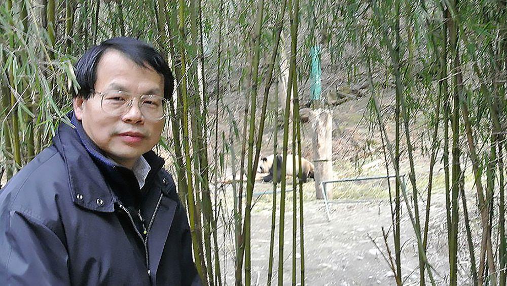 Jianguo Liu i felten. Han er vinneren av Gunnerusprisen i bærekraft for 2021. 