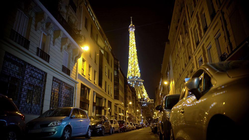 Eiffel-tårnet er et av flere landemerker som ikke lenger vil være opplyst om natten. 