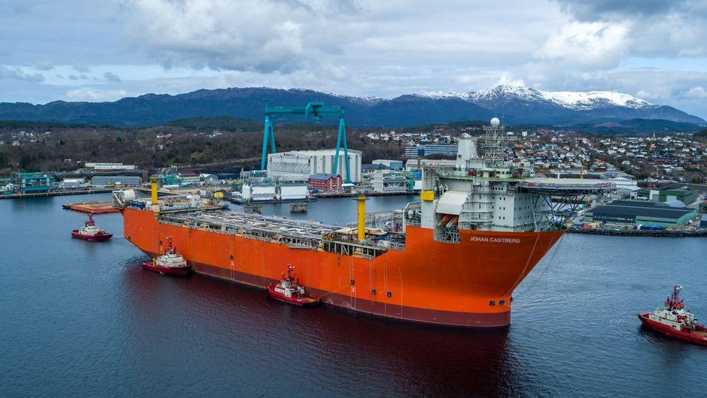 Johan Castberg-skipet ankom verftet til Aker Solutions på Stord i april i år, etter forsinkelser på verftet i Singapore. Det ble oppdaget kvalitetsfeil i sveiser på skipet, og alle sveisene måtte dermed gjennomgås.  