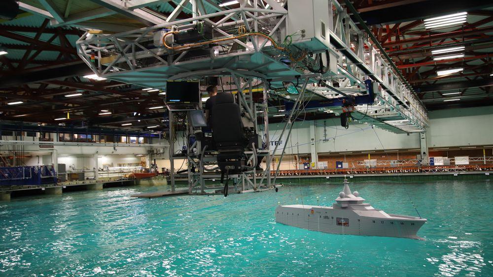 Sintef Ocean havbasseng. Testing av modellfartøy til Vanguard-prosjektet. Bassenget er utslitt og skal rives når Sintef Ocean Space skal bygges med nye fasiliteter og  havlaboratorier. 