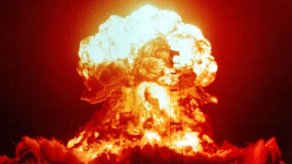Mange frykter at Russlands president Vladimir Putin vil ty til kjernevåpen. Bildet er fra en kjernefysisk prøvesprengning under Operation Upshot–Knothole i Nevadaørkenen i 1953.