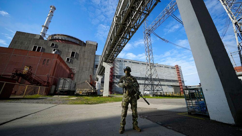 En russisk soldat foran kjernekraftverket Zaporizjzja tidligere i år.