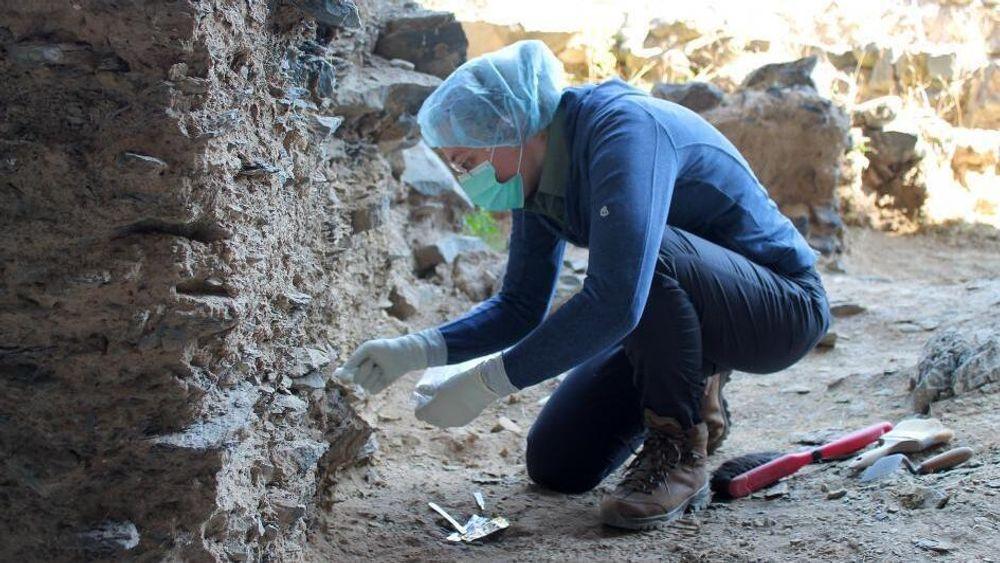 Anneke ter Schüre tar prøver i steinalderhule i Armenia. 