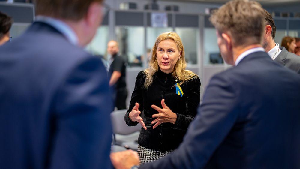 Energikommissær Kadri Simson i samtale med blant andre olje- og energiminister Terje Aasland under ministermøtet i Praha onsdag.