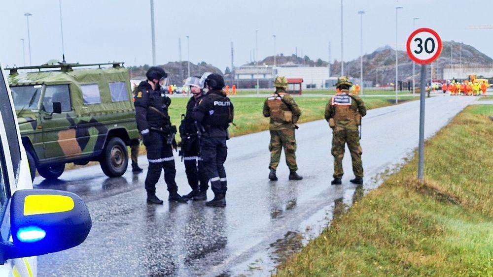 Politi og personell fra Heimevernet utenfor landanlegget til gassfeltet Ormen Lange.