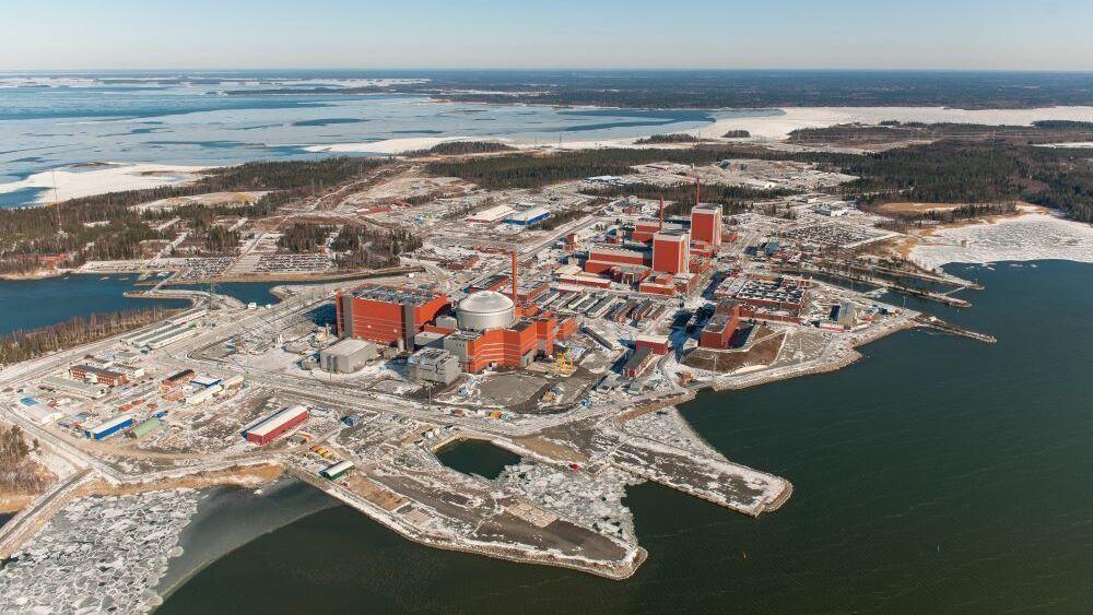 Halvøya Olkiluoto har tre kjernekraftreaktorer. Den tredje er fortsatt ikke satt i vanlig drift. Nå blir det trolig utsatt igjen.