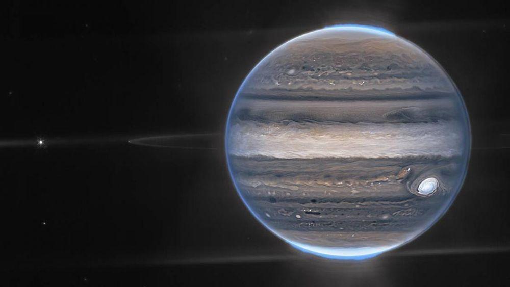 Bildet fra juli 2022 viser noen av Jupiters måner, ringen og stormflekken. Det er tatt av James Webb-teleskopet og sammensatt av flere. Fargene er manipulert.