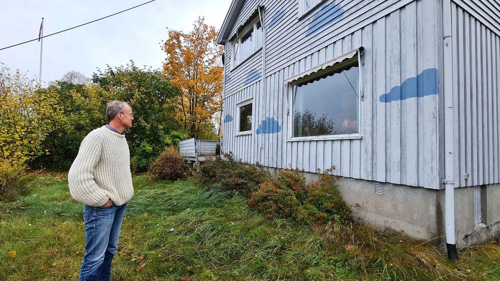 Døtrene til Carsten Hjelde har pyntet det gamle huset med skyer. Nå skal det rives til fordel for et nytt hus med solceller integrert i fasaden.