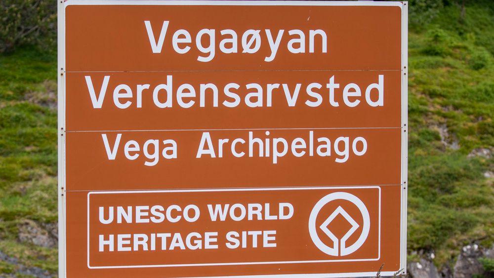 Vega kommune har vedtatt å opprettholde sin kystsoneplan som gir oppdrettsselskapet Mowi tillatelse til å legge to oppdrettsanlegg i et verdensarvområde. Motstandere frykter Vega kan miste sin verdensarvstatus som følge av dette.