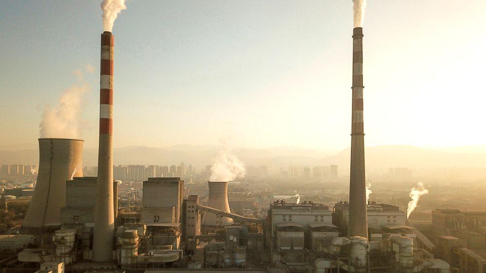 Et kullkraftverk i Lanzhou i Gansu-provinsen nordvest i Kina. Økte energipriser som følge av Ukraina-krigen vil presse fram investeringer i fornybar energi, tror Det internasjonale energibyrået IEA, som ser for seg en topp i utslippet av klimagasser i 2025.