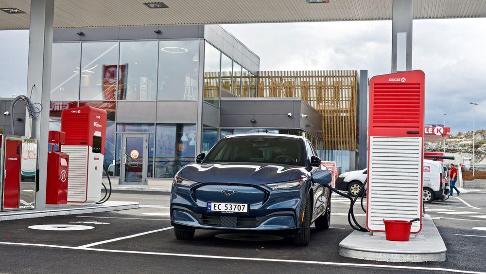 En elbil lader ved en hurtiglader i Kongsberg. I 2035 må alle nye biler solgt i EU være fossilfrie.