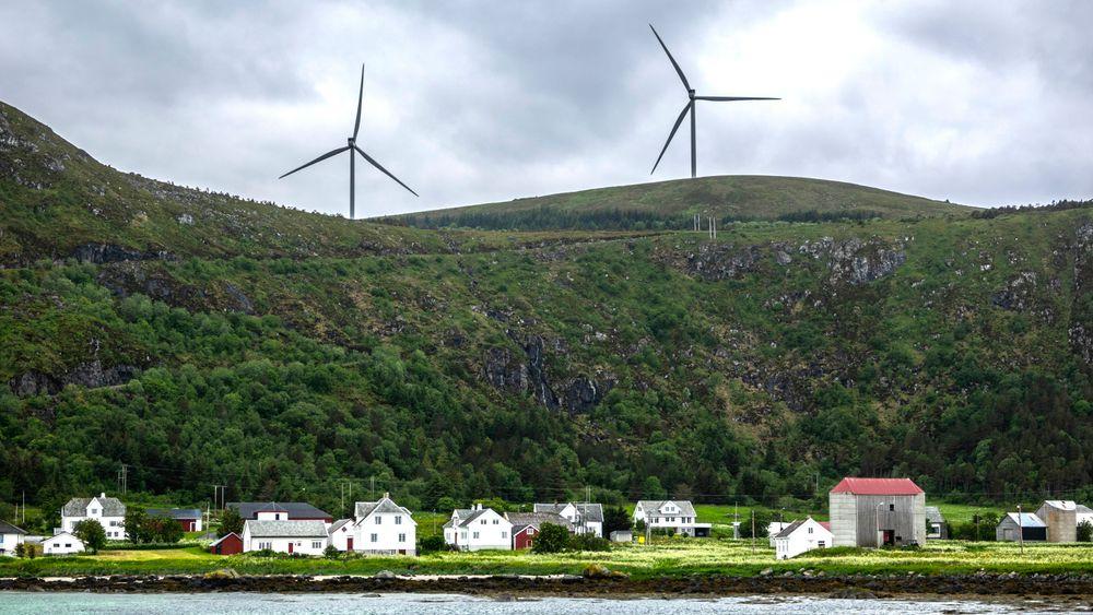 Vindkraftpausen på land skal være over, men norske kommuner har så langt vist liten interesse for nye prosjekter. Her ser vi vindturbiner tilhørende Haram vindkraftverk på fjellet over Ulla på Haramsøya i Ålesund kommune i Møre og Romsdal.