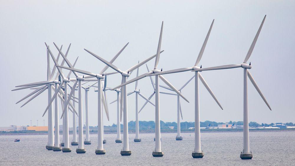 Danske vindturbiner i Øresund mellom København og Malmö bidrar til stadig økende produksjon av grønn strøm i Danmark. 