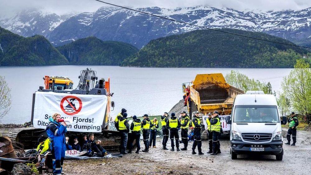Tidligere har demonstranter lenket seg fast med kjetting for å stanse etableringen av gruveprosjektet i Førdefjorden.