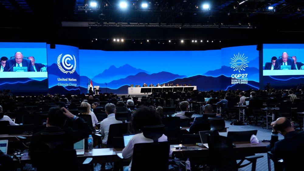 COP27-toppmøtets leder Sameh Shoukry på talerstolen under avslutningsmøtet i plenum natt til søndag.