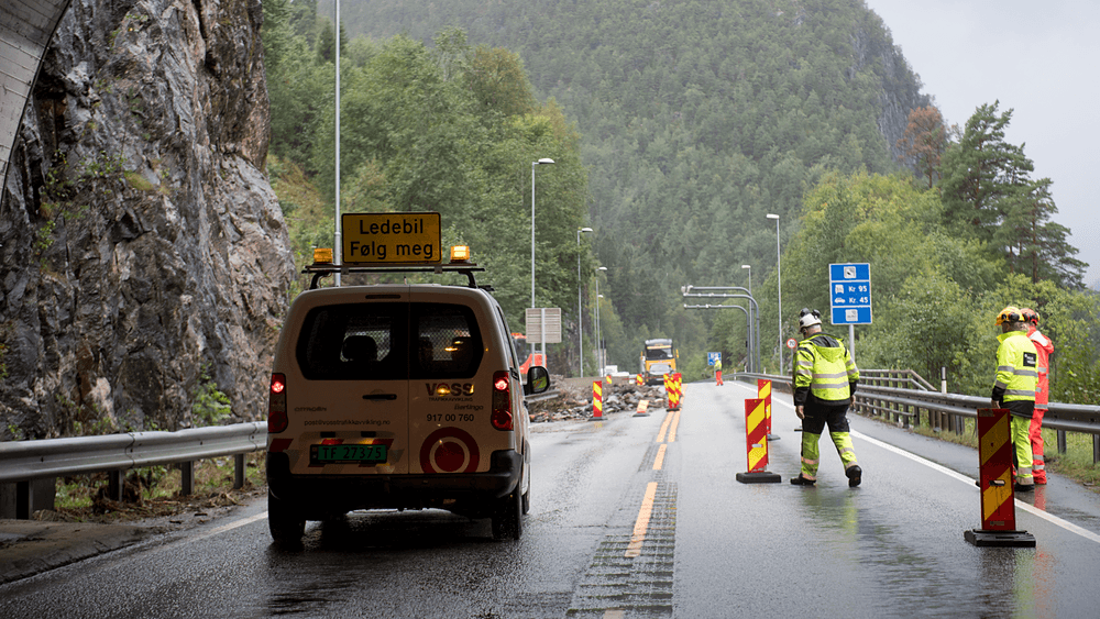 E16 mellom Bergen og Voss blir kalt dødsveien og er kåret til Norges verste. Bildet er tatt etter et ras ved Bolstad i 2019.
