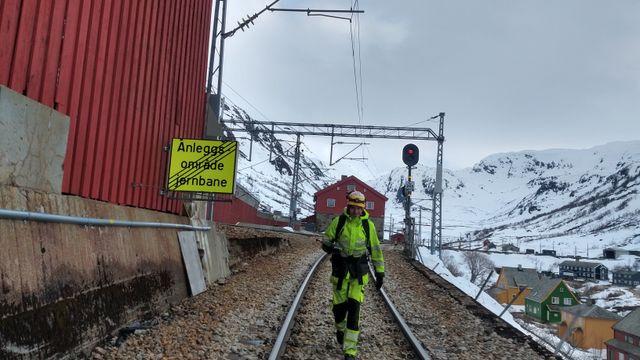 Landmålerryggsekk tryller frem «digital tvilling» for nytt signalanlegg på Flåmsbanen